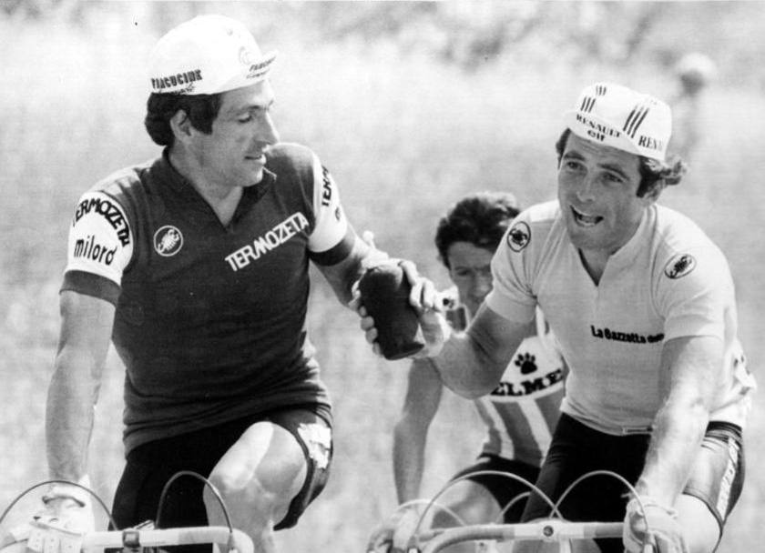 Giro d’Italia 1982, Moser e Hinault sembrano ripetere la scena del famoso scambio di borraccia tra Coppi e Bartali. Il francese vincer la sua seconda corsa rosa (Ansa)